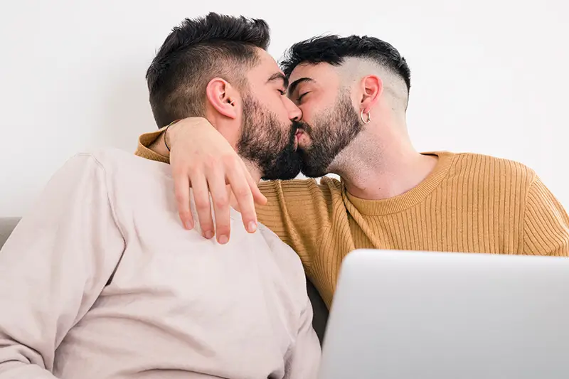 noti-Socil-pareja-gay-en-las-mismas-condiciones